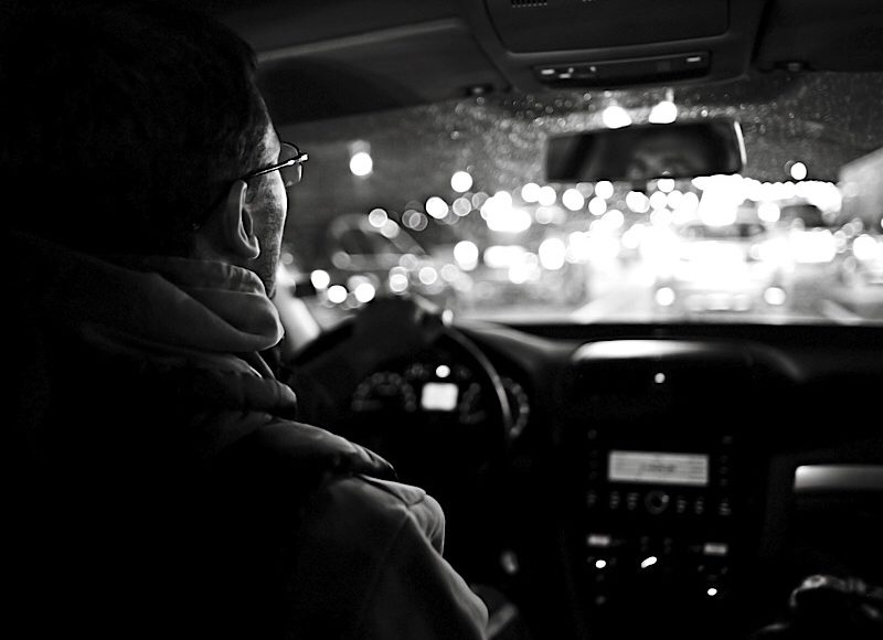 Taxiförare i bilen på kvällen.