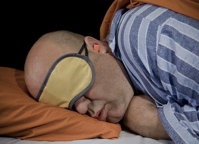 Man sover