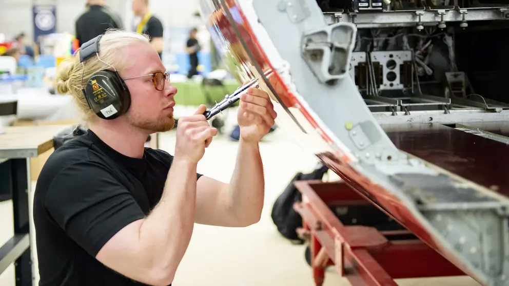 David Petersson som studerat till flygmekaniker på gymnasiet menar med ett flygplan.